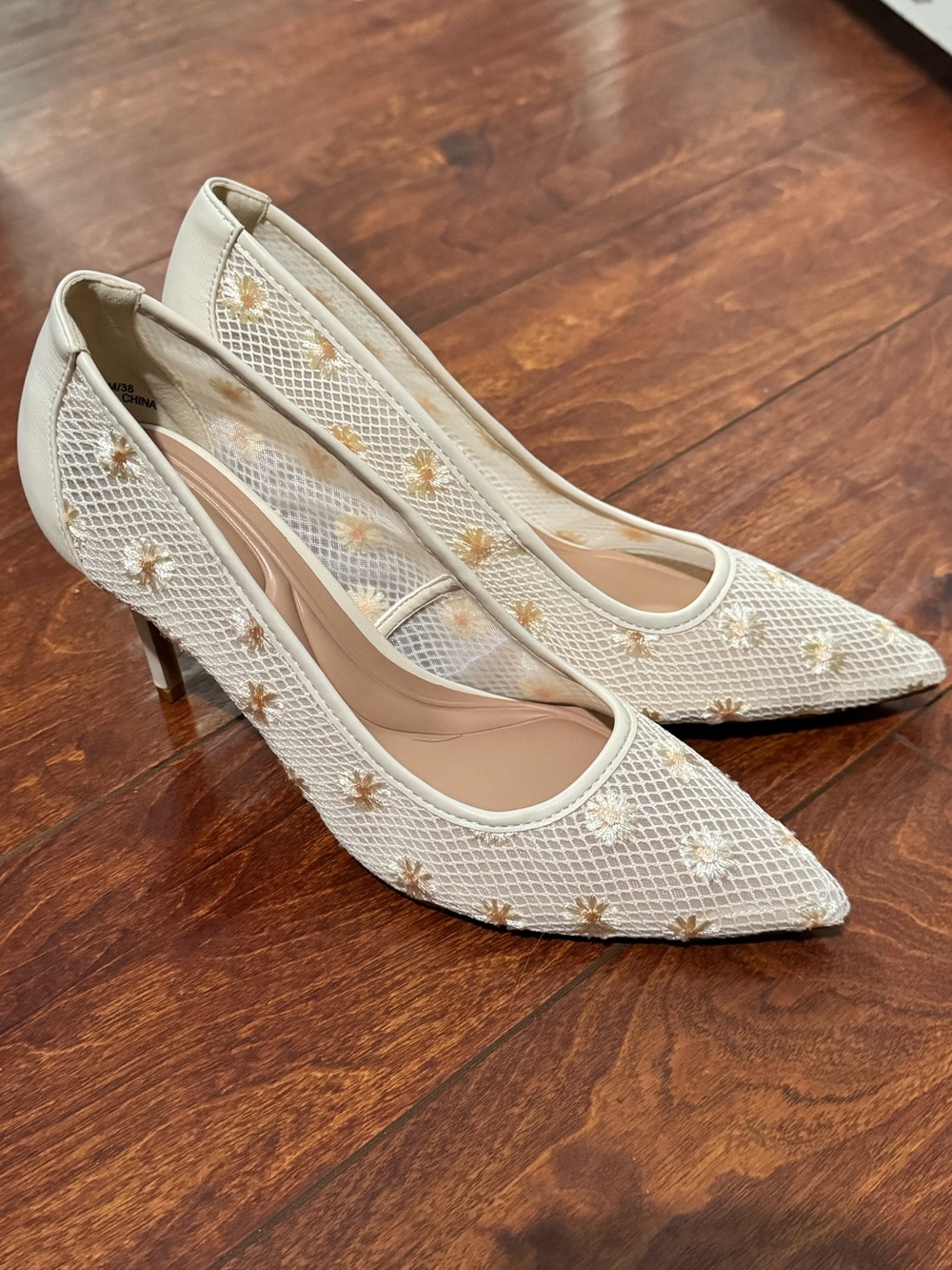 ❗️NEW BCBGeneration Embroidered Pointed toe Pumps 7.5❗️